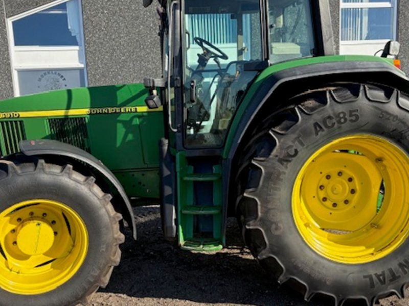 John Deere 6910