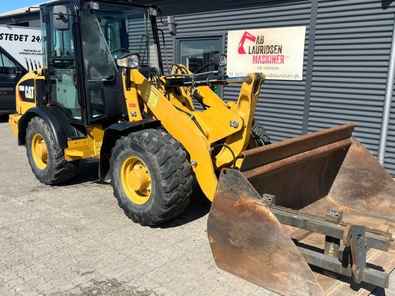 Cat 906 M med skovl og gafler