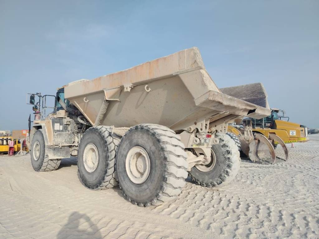 Komatsu HM400-3R (4 pieces available in Abu Dhabi)