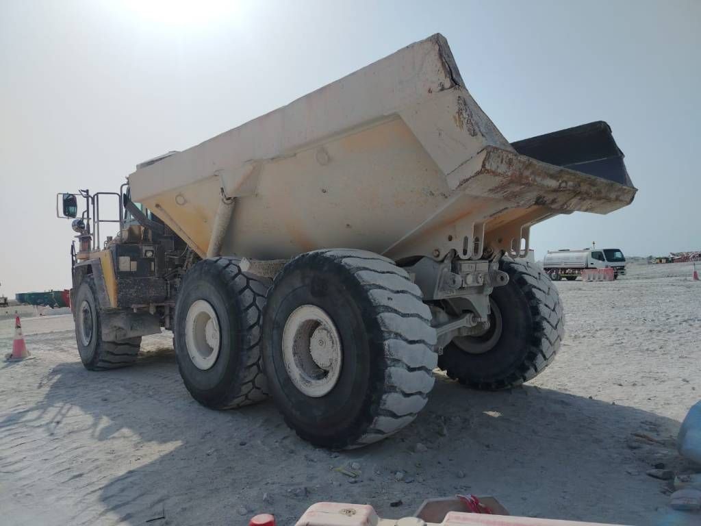 Komatsu HM400-3R 4 pieces available in Abu Dhabi)