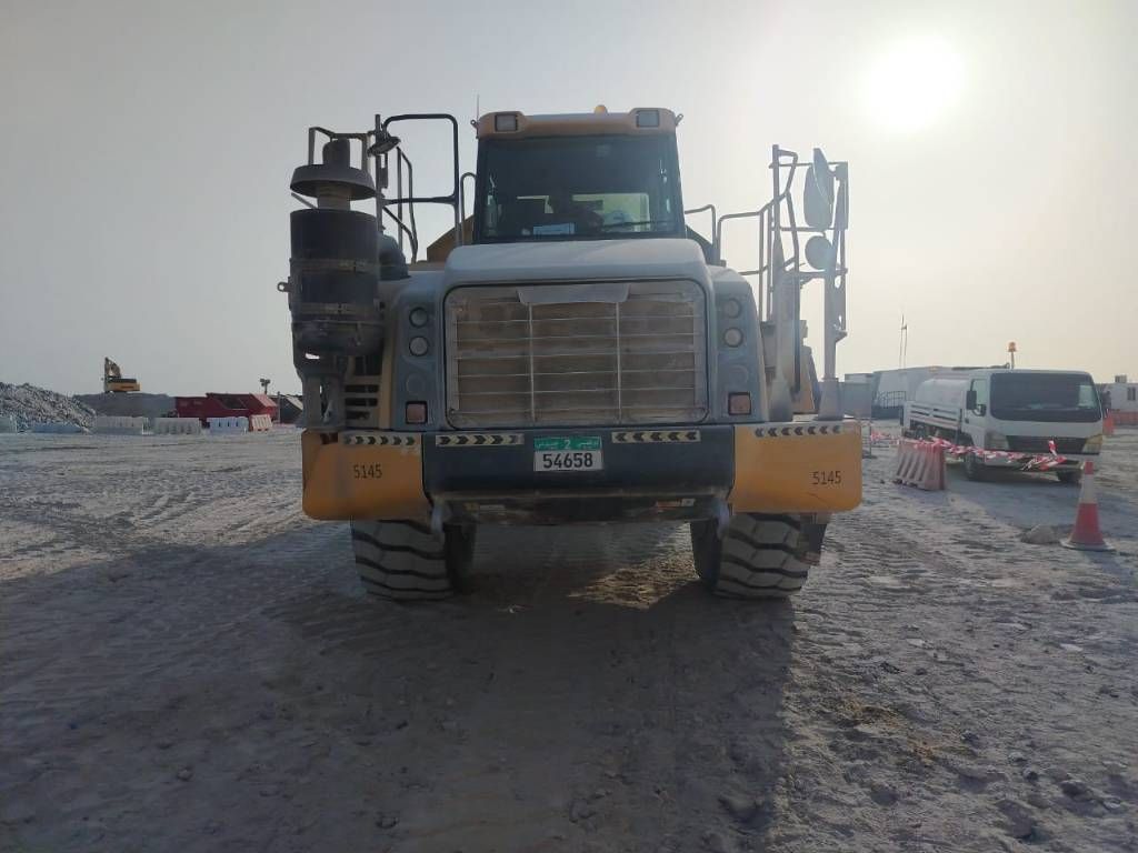 Komatsu HYM400-3R (4 pieces available in Abu Dhabi)