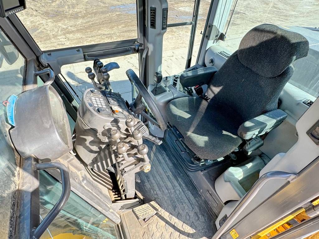 Volvo G960B - 4.90 Meter Blade / Backup Camera