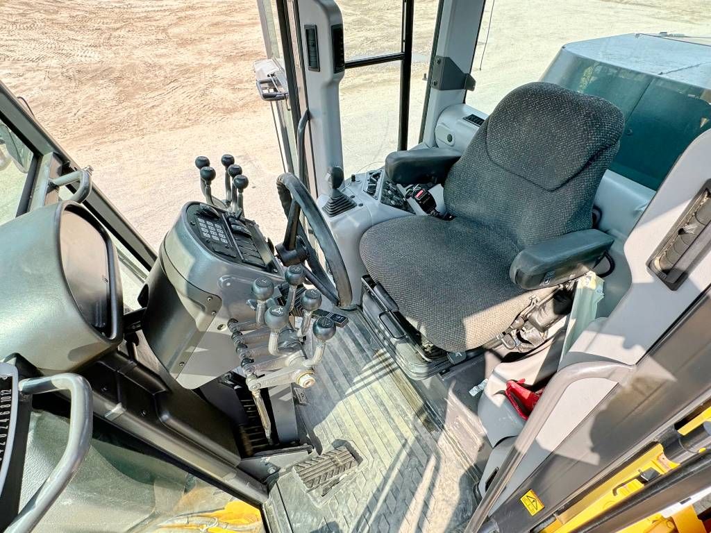 Volvo G970 - 3 Tine Ripper / EPA Certified