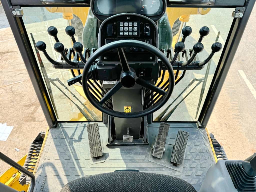 Volvo G970 - 3 Tine Ripper / EPA Certified