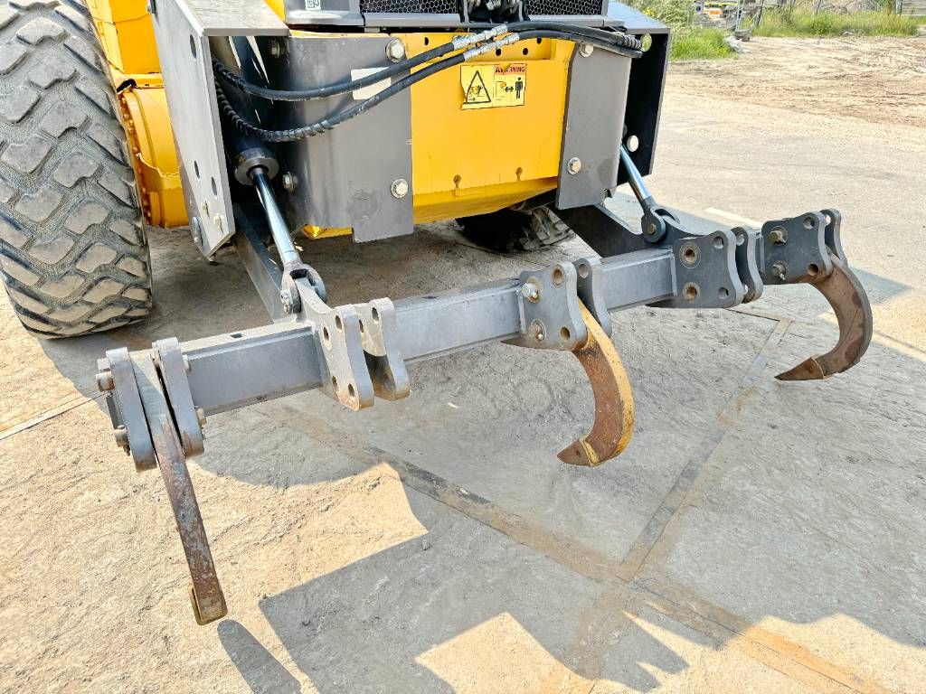Volvo G970 - 3 Tine Ripper / EPA Certified