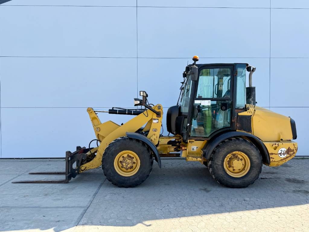 CAT 906H - Auto Greasing / Quick Coupler