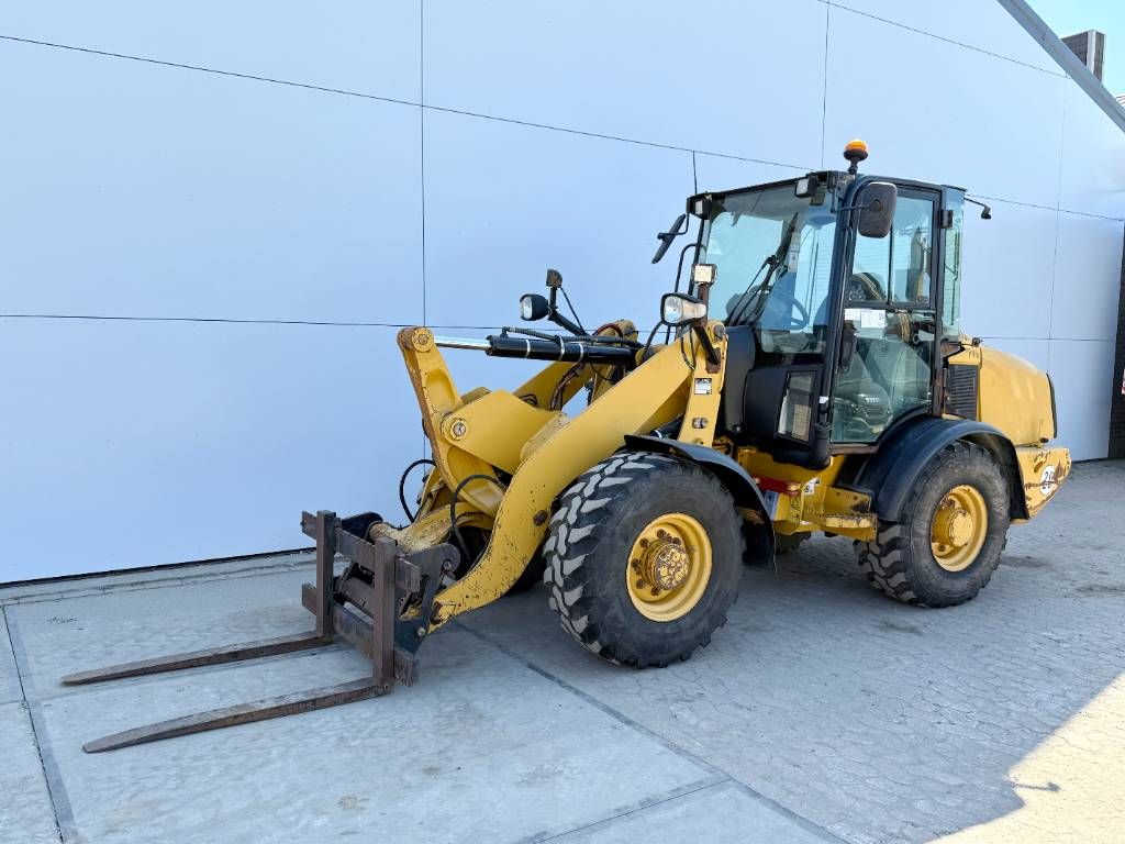 CAT 906H - Auto Greasing / Quick Coupler