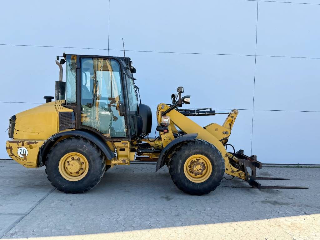 CAT 906H - Auto Greasing / Quick Coupler