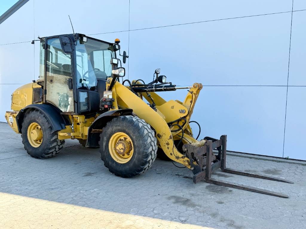 CAT 906H - Auto Greasing / Quick Coupler