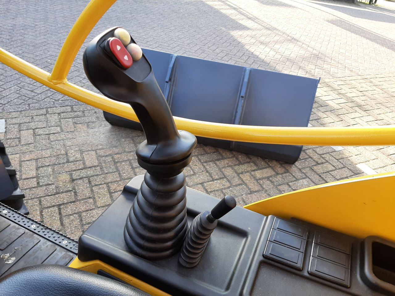 Eurotrac W12 S - Incl. grondbak en palletvork - Lease evt.