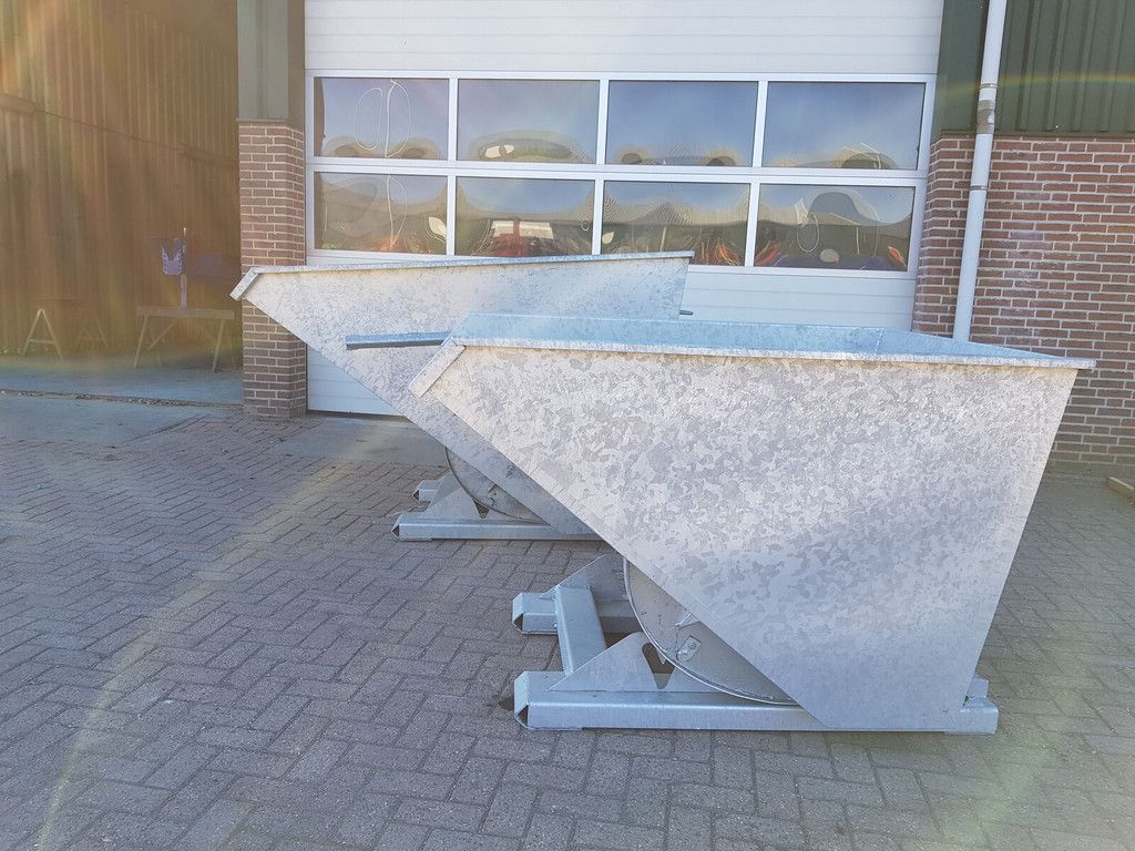 Self-dumping hopper