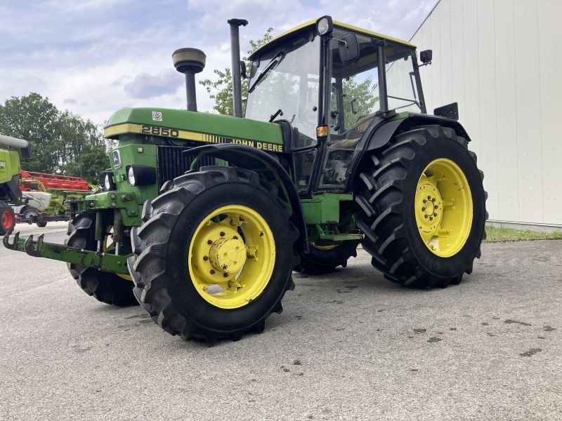 John Deere 2850