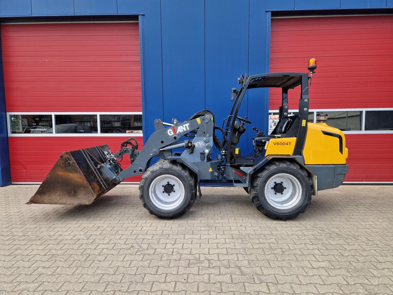 GIANT V6004T SHOVEL 60PK BOUWJAAR 2011 SNELLOPER 30KM