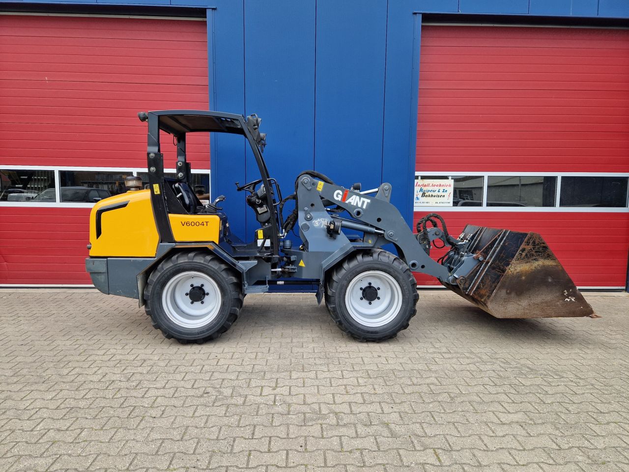 GIANT V6004T SHOVEL 60PK BOUWJAAR 2011 SNELLOPER 30KM