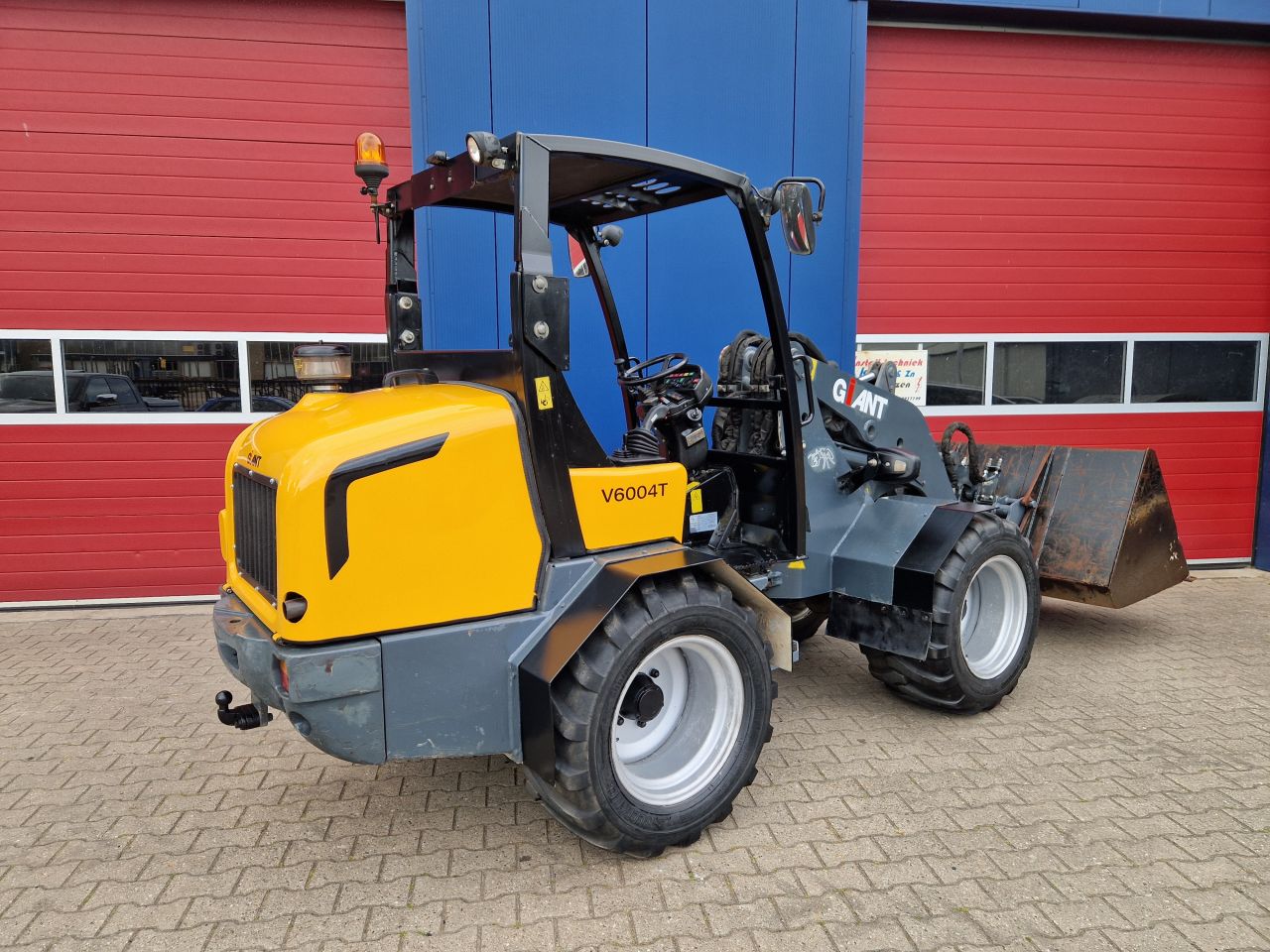 GIANT V6004T SHOVEL 60PK BOUWJAAR 2011 SNELLOPER 30KM