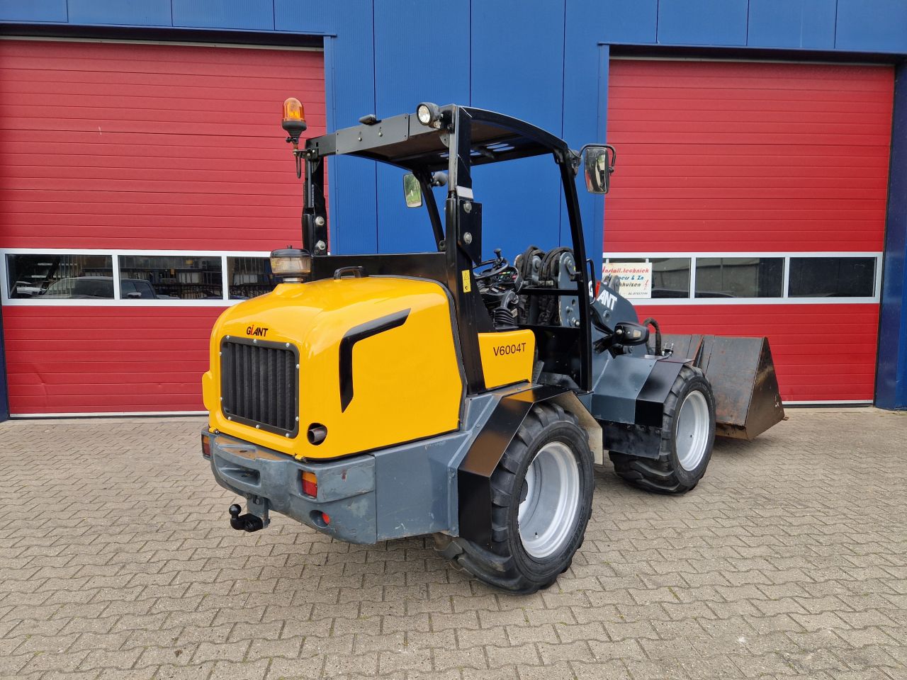 GIANT V6004T SHOVEL 60PK BOUWJAAR 2011 SNELLOPER 30KM