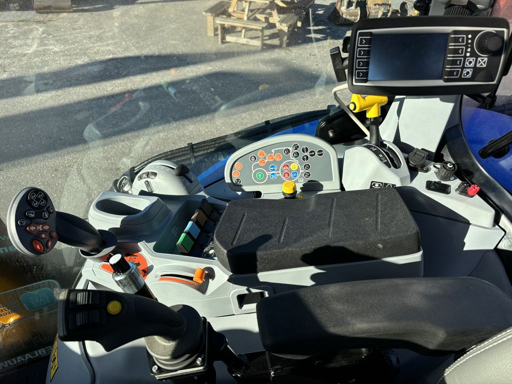 NEW HOLLAND T7.210 AC + Herder Grenadier