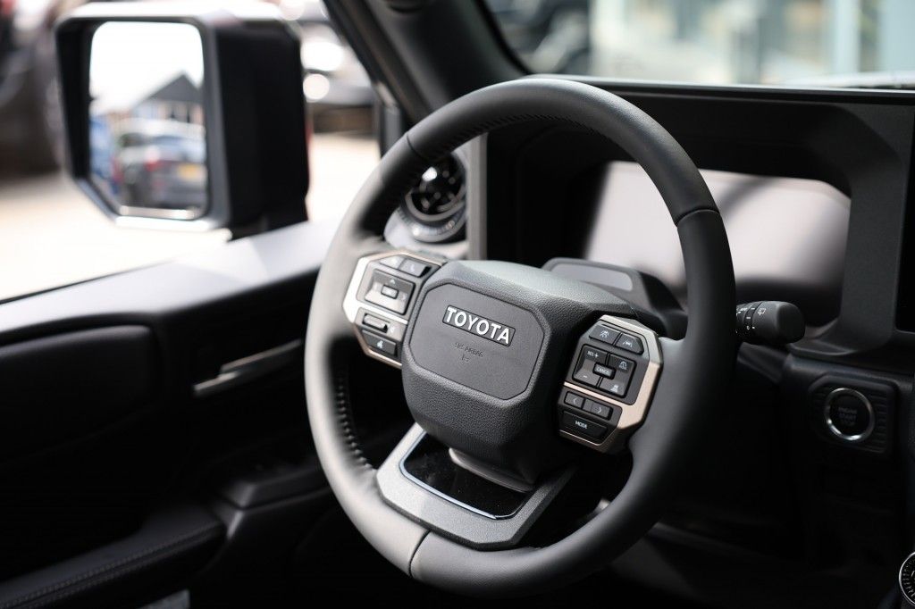 Toyota Landcruiser 250 2.8 D-4D 5DRS EXECUTIVE A/T VAN MET SCHUIFDAK