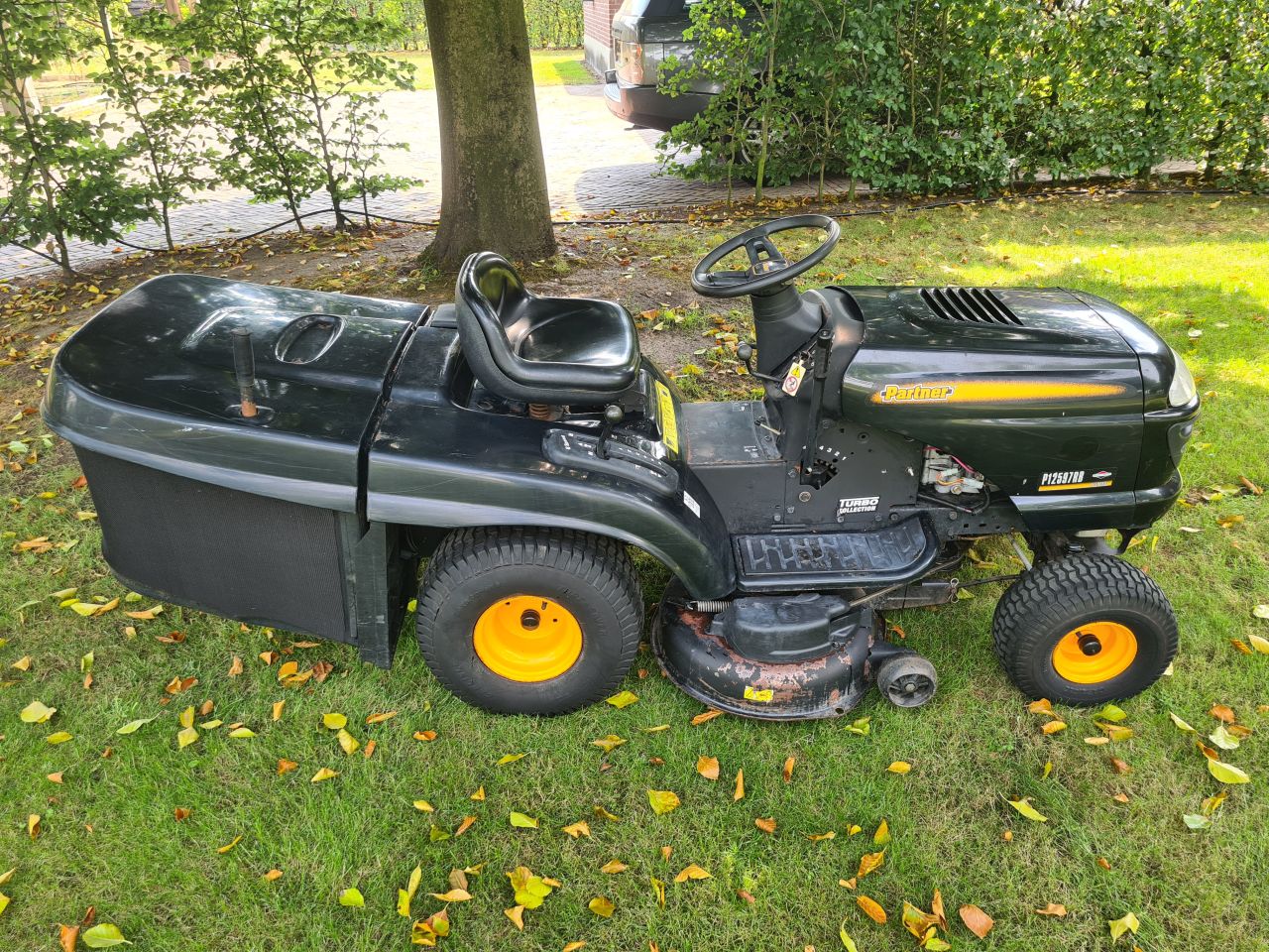 Partner zitmaaier met opvangbak.