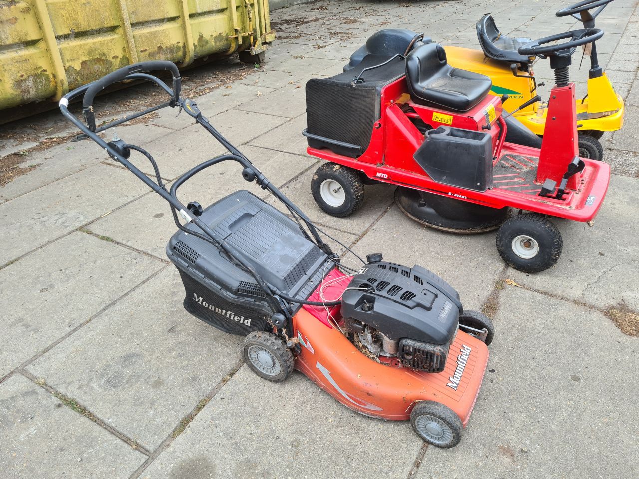 2 zitmaaiers en een duwmaaier voor 350 euro koopje.