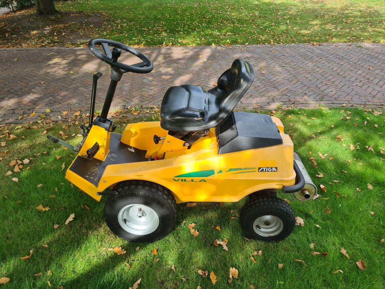 Stiga villa frontmaaier tuintrekker zonder maaidek.
