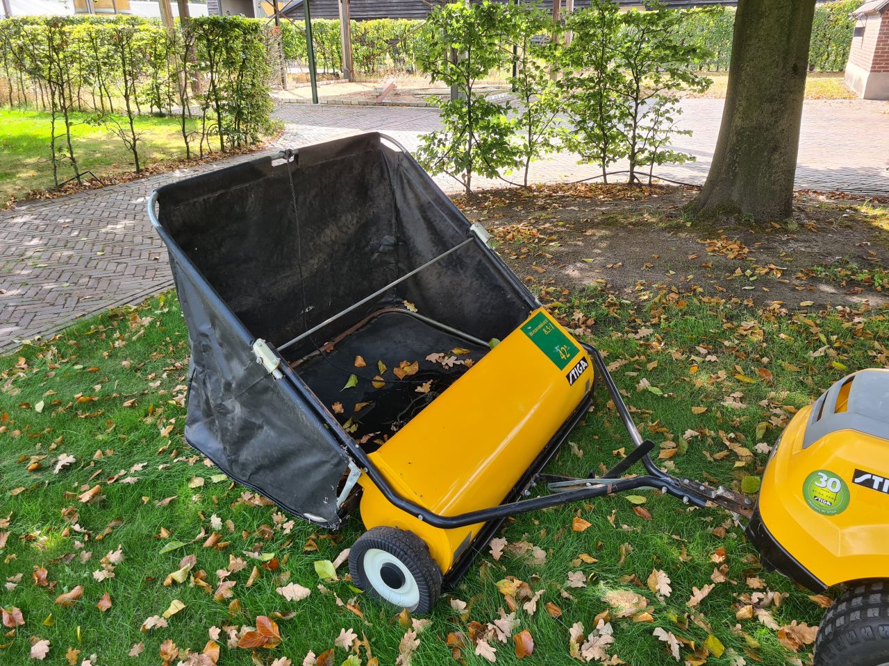 Stiga bladveger opraapwagen voor achter de zitmaaier.