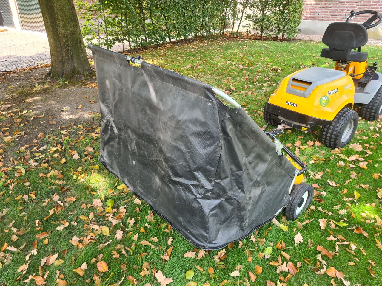 Stiga bladveger opraapwagen voor achter de zitmaaier.
