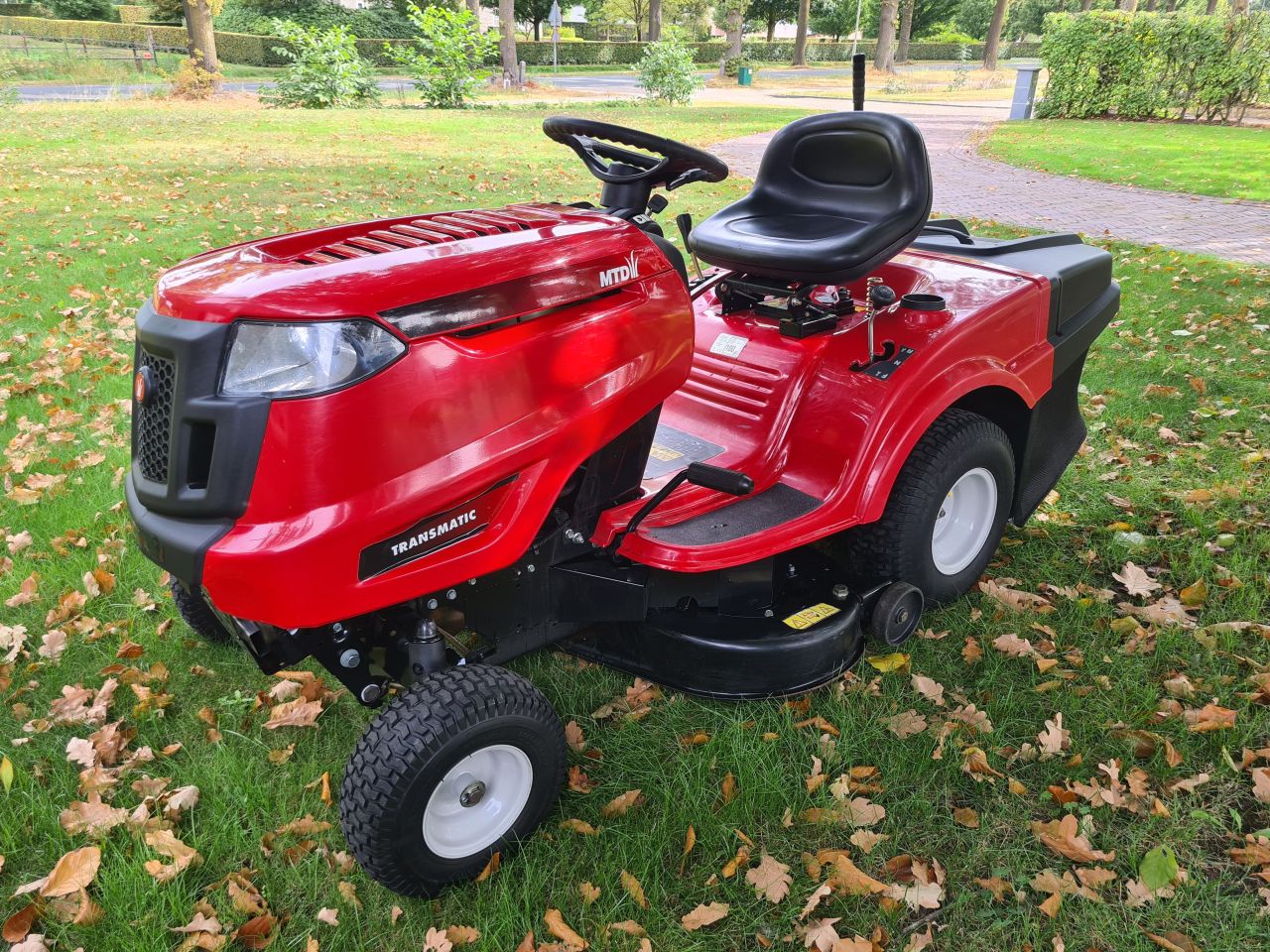 MTD SMART RE 125 zitmaaier met opvangbak als nieuw.