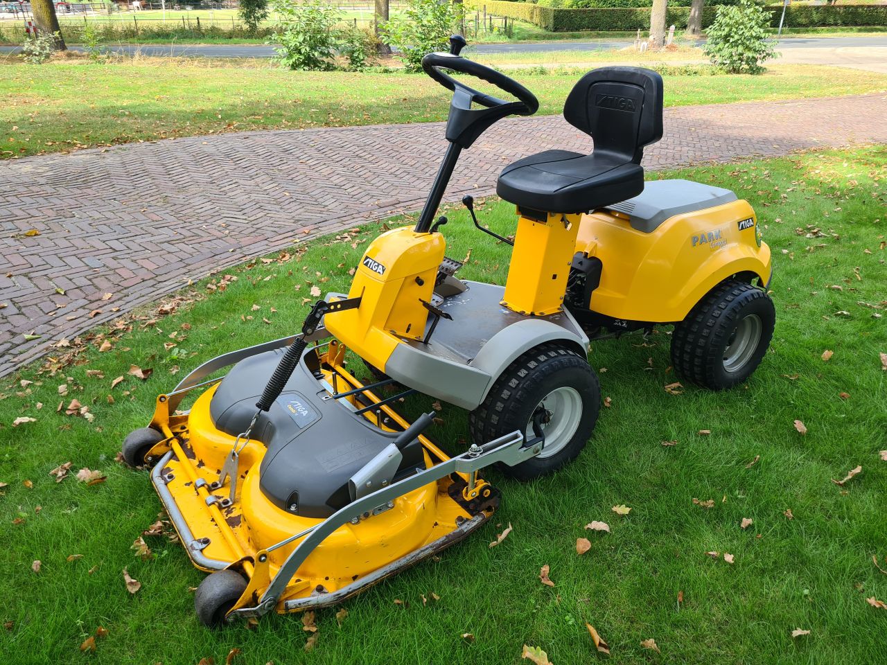 Stiga park Compact 16 zitmaaier frontmaaier hydrostaat
