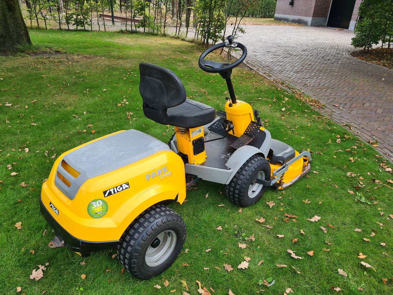 Stiga park Compact 16 zitmaaier frontmaaier hydrostaat