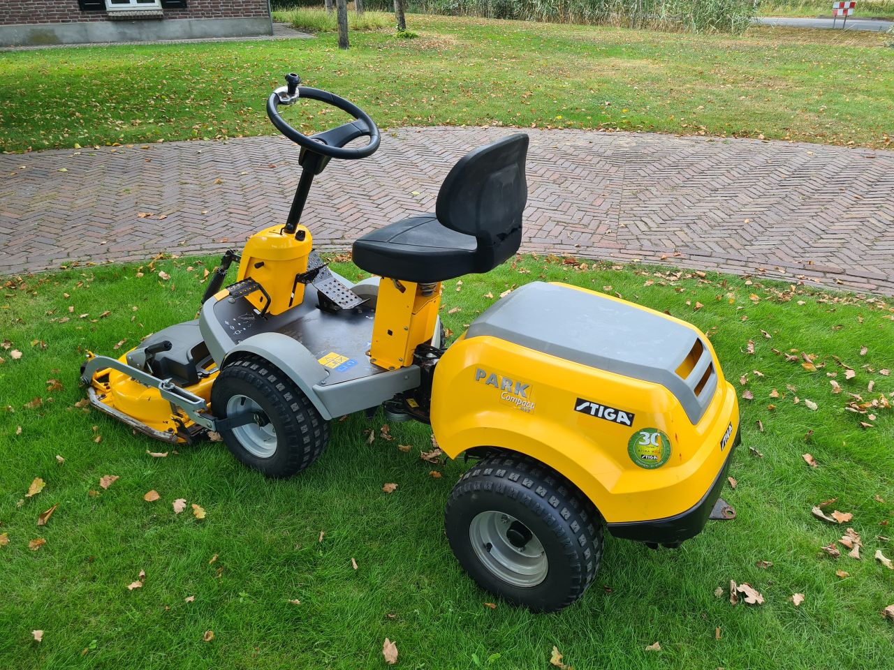 Stiga park Compact 16 zitmaaier frontmaaier hydrostaat