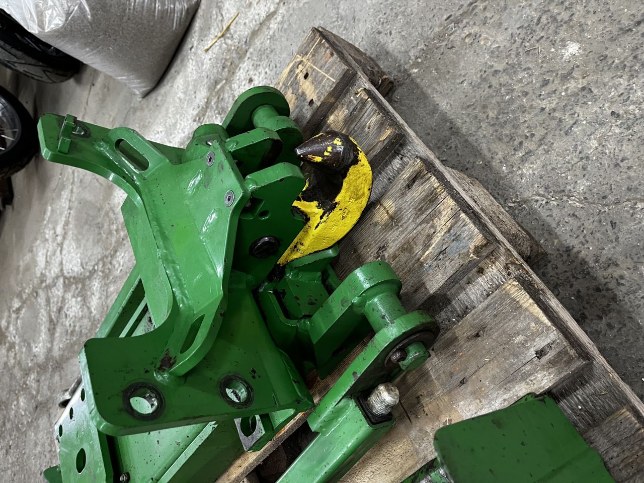John deere pick-up hitch 6r