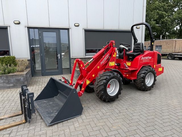 Schäffer 3350 50PK Minishovel Kniklader Laadschop Giant Weideman