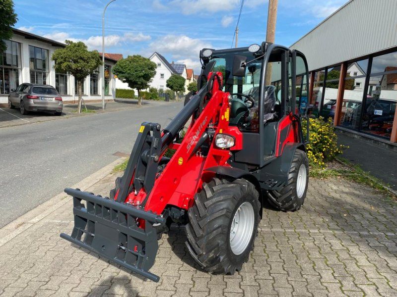 Schäffer 3650 mit Kabine und langer Schwinge T Ausstattun