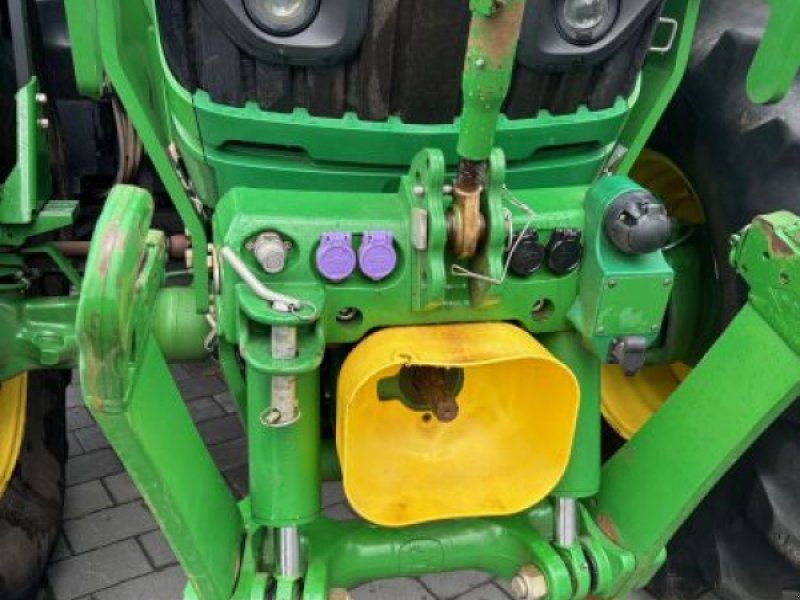 John Deere 6215 R