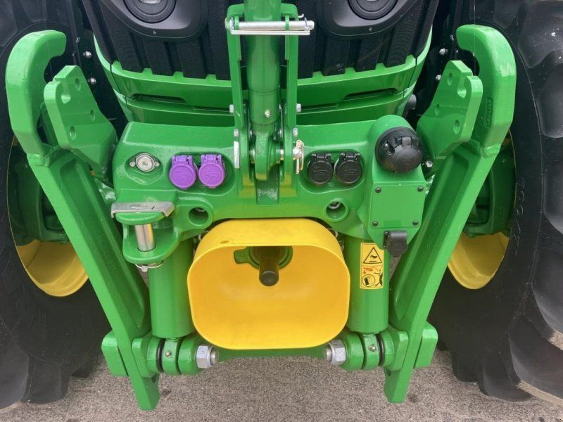 John Deere 6R215