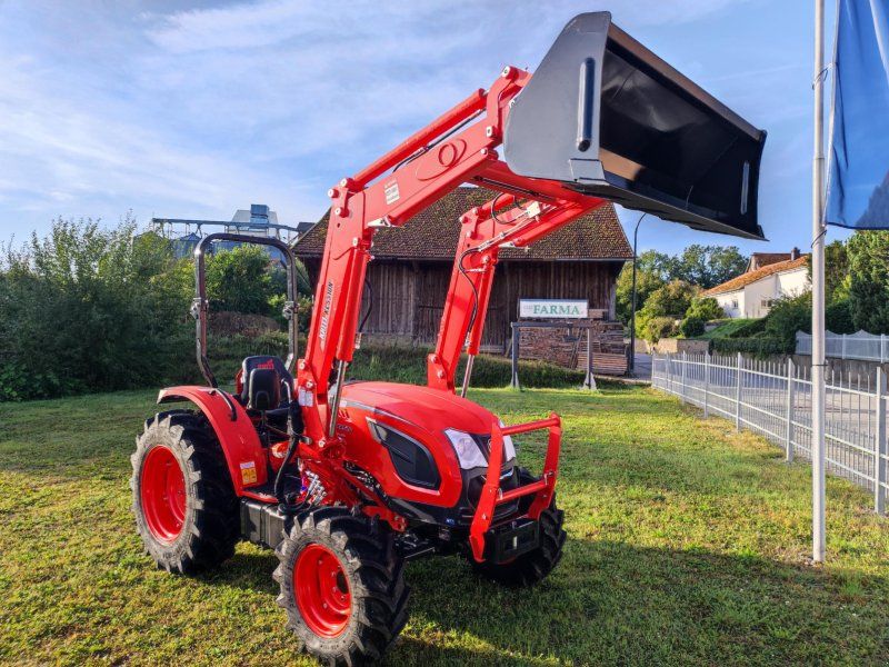 Kioti DK 4520HS Allradschlepper mit Frontlader und Schel
