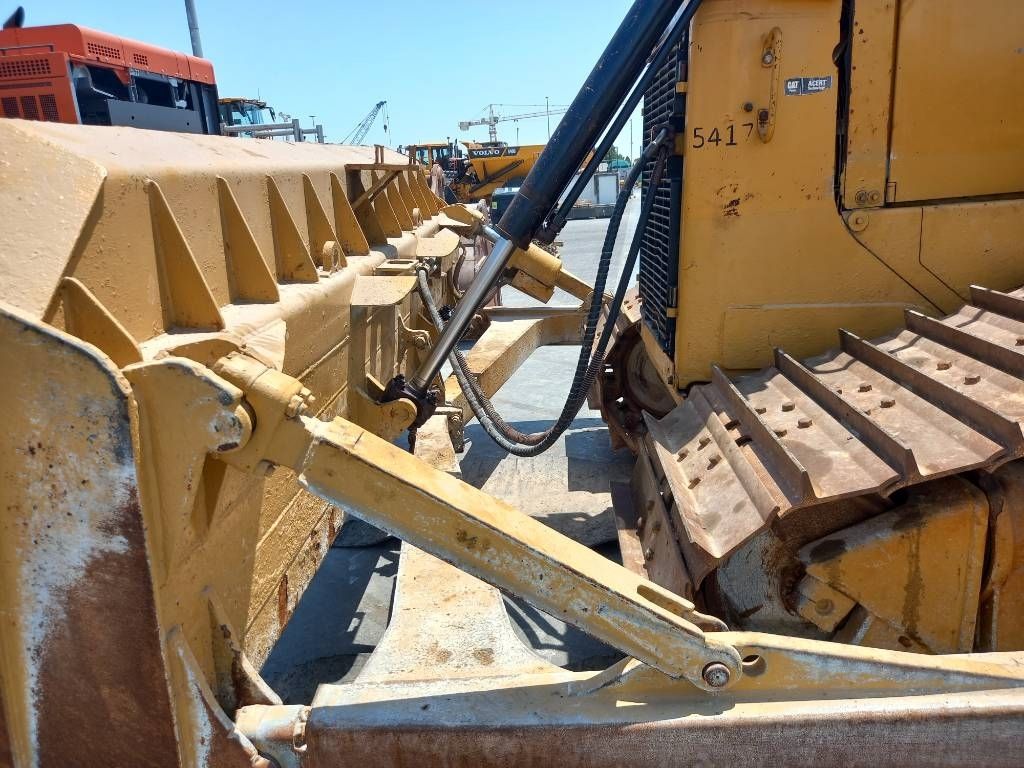 CAT D6T LGP (Abu Dhabi)