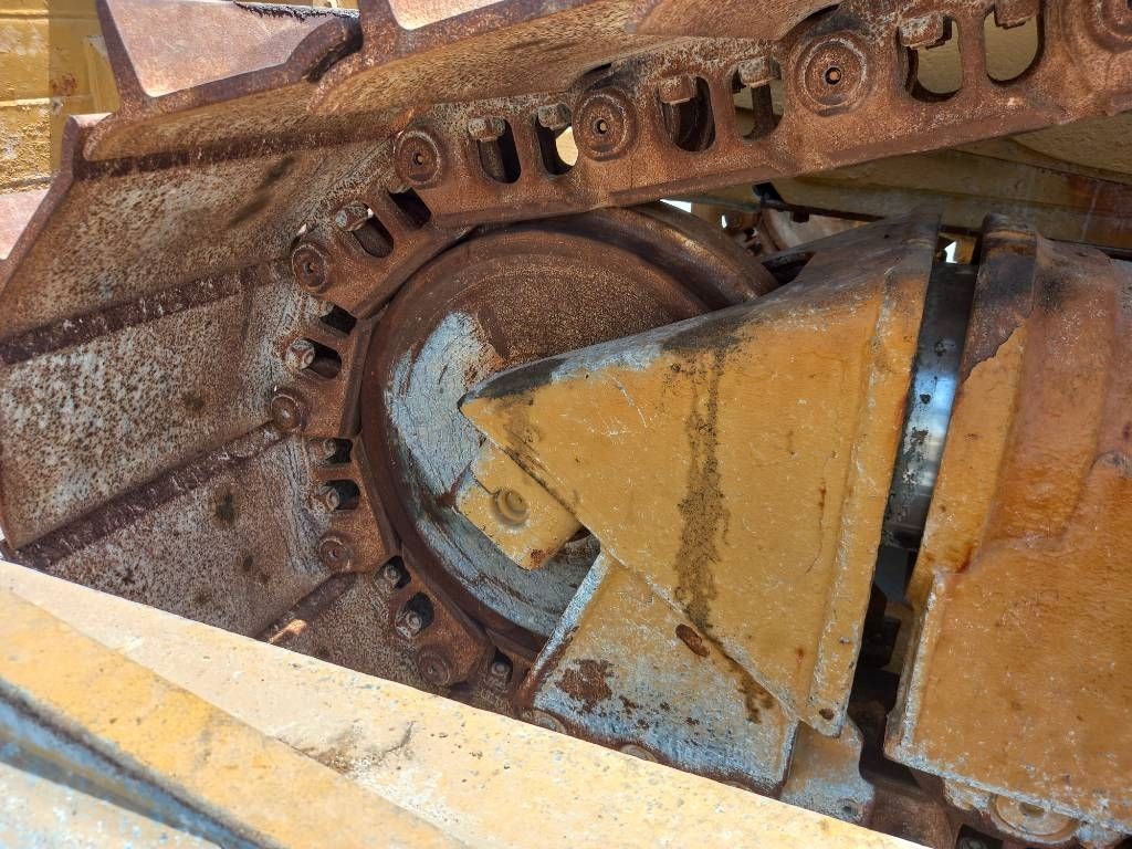 CAT D6T LGP (Abu Dhabi)