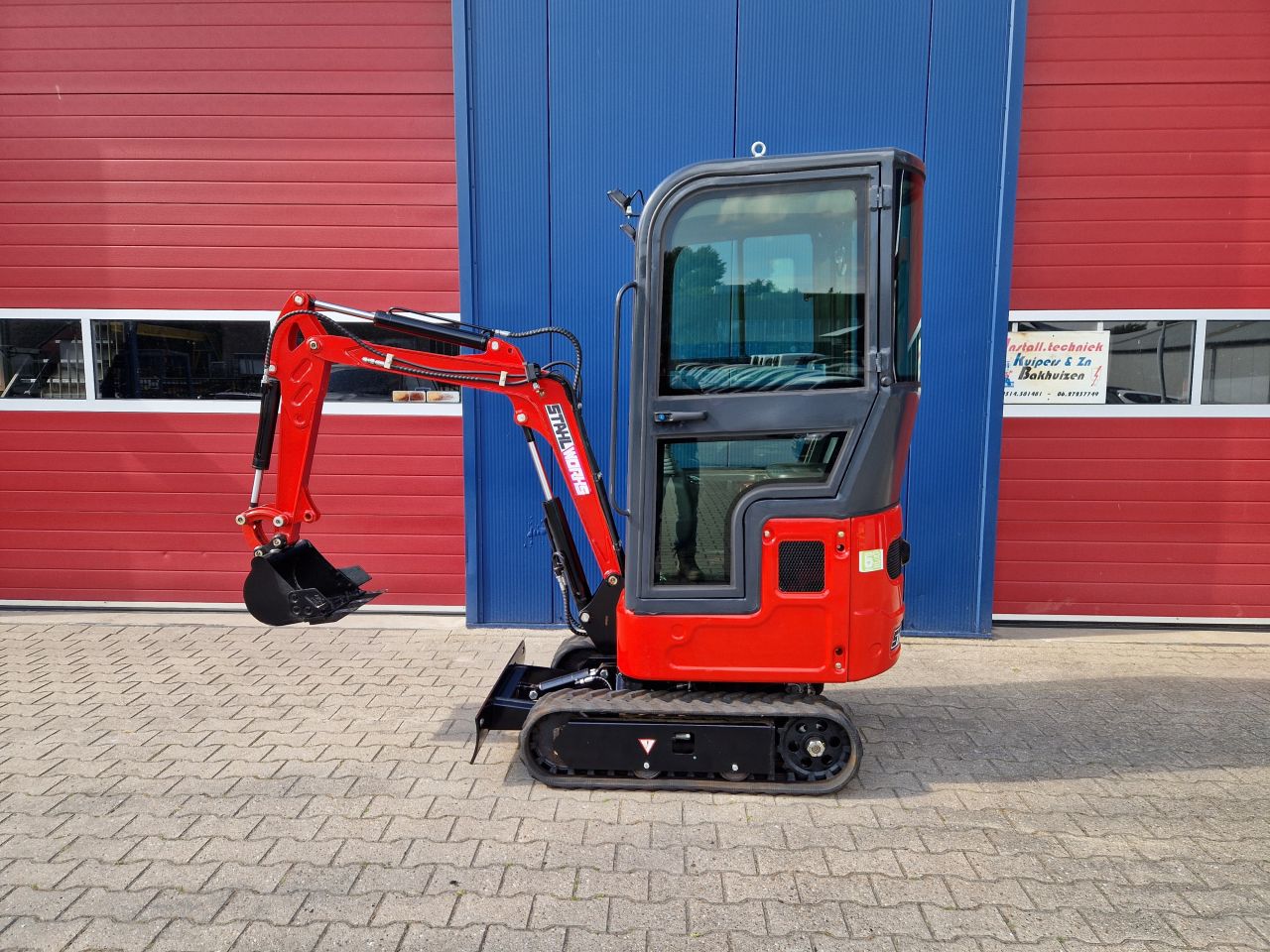 STAHLWORKS HL320 MINIGRAVER MET CABINE 1.3 TONS EURO 5