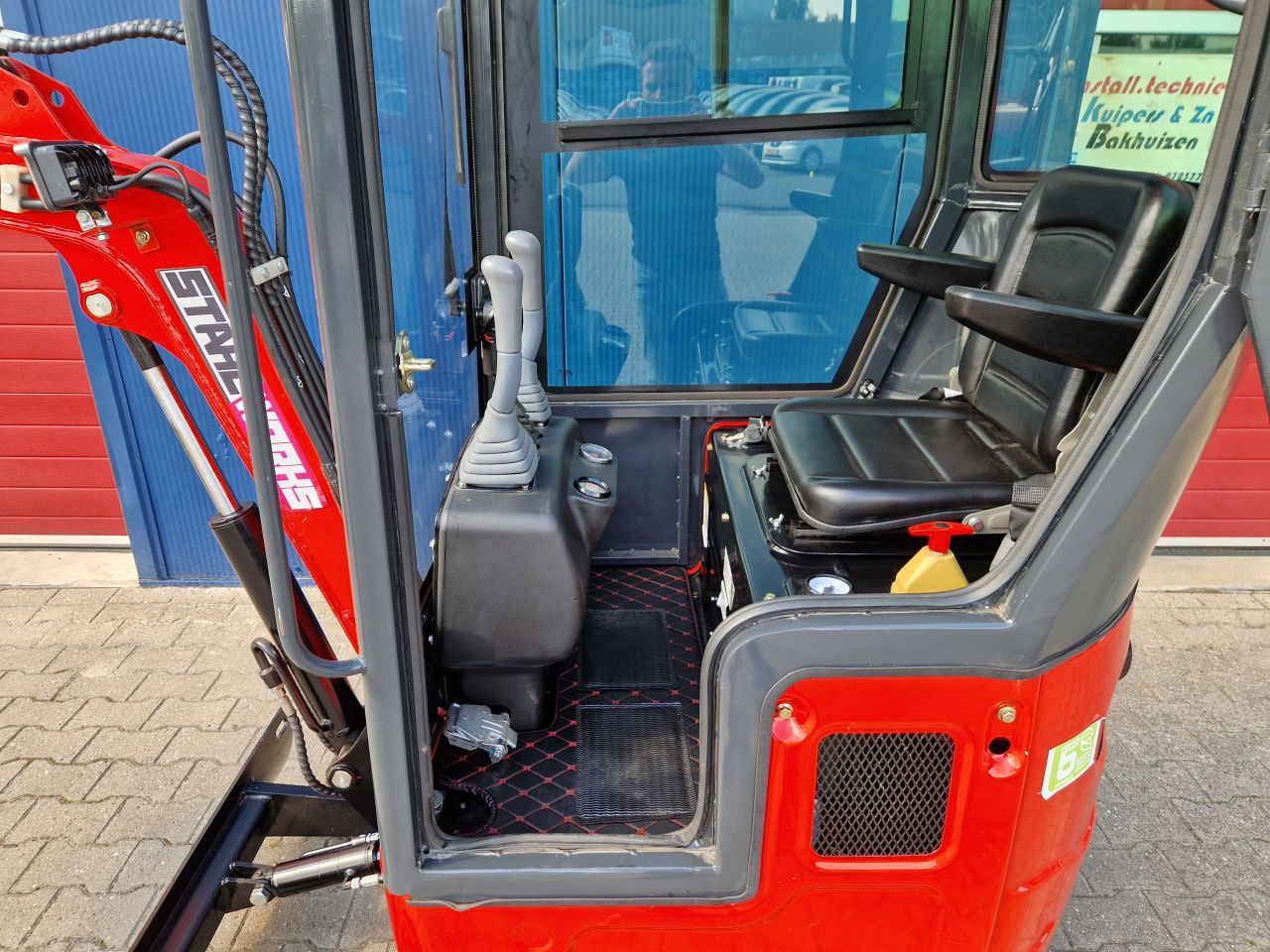 STAHLWORKS HL320 MINIGRAVER MET CABINE 1.3 TONS EURO 5
