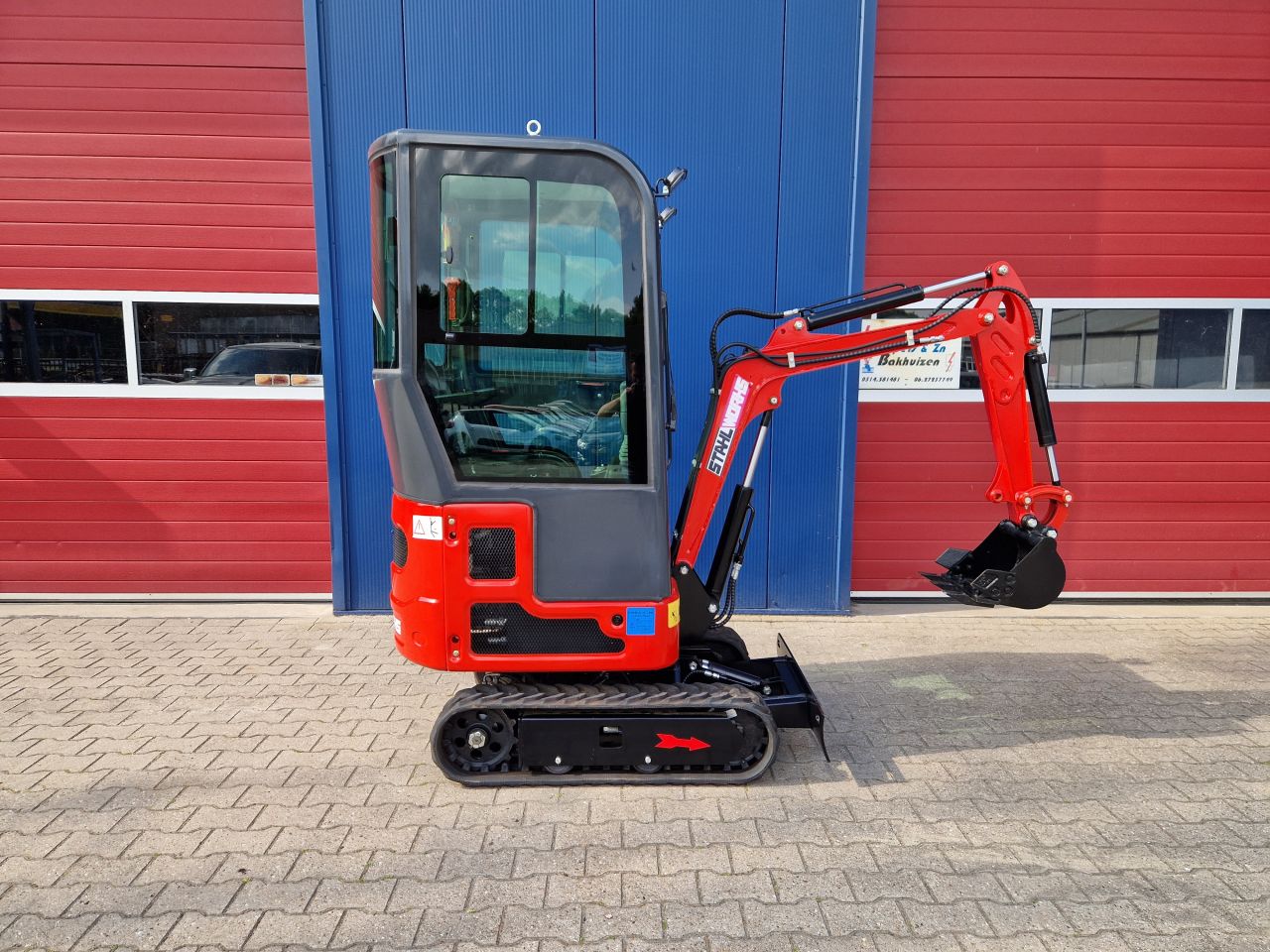 STAHLWORKS HL320 MINIGRAVER MET CABINE 1.3 TONS EURO 5