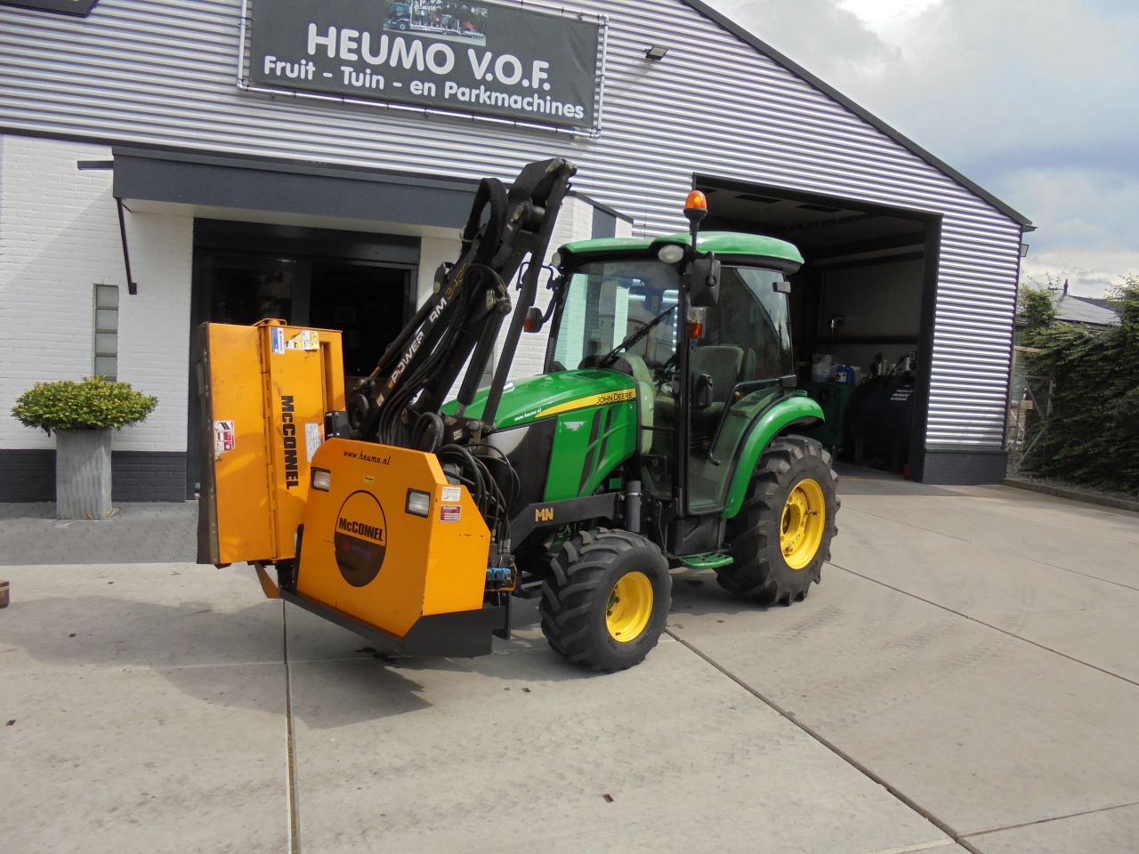 John deere 3045R mc connel heggensnoier/klepelbak