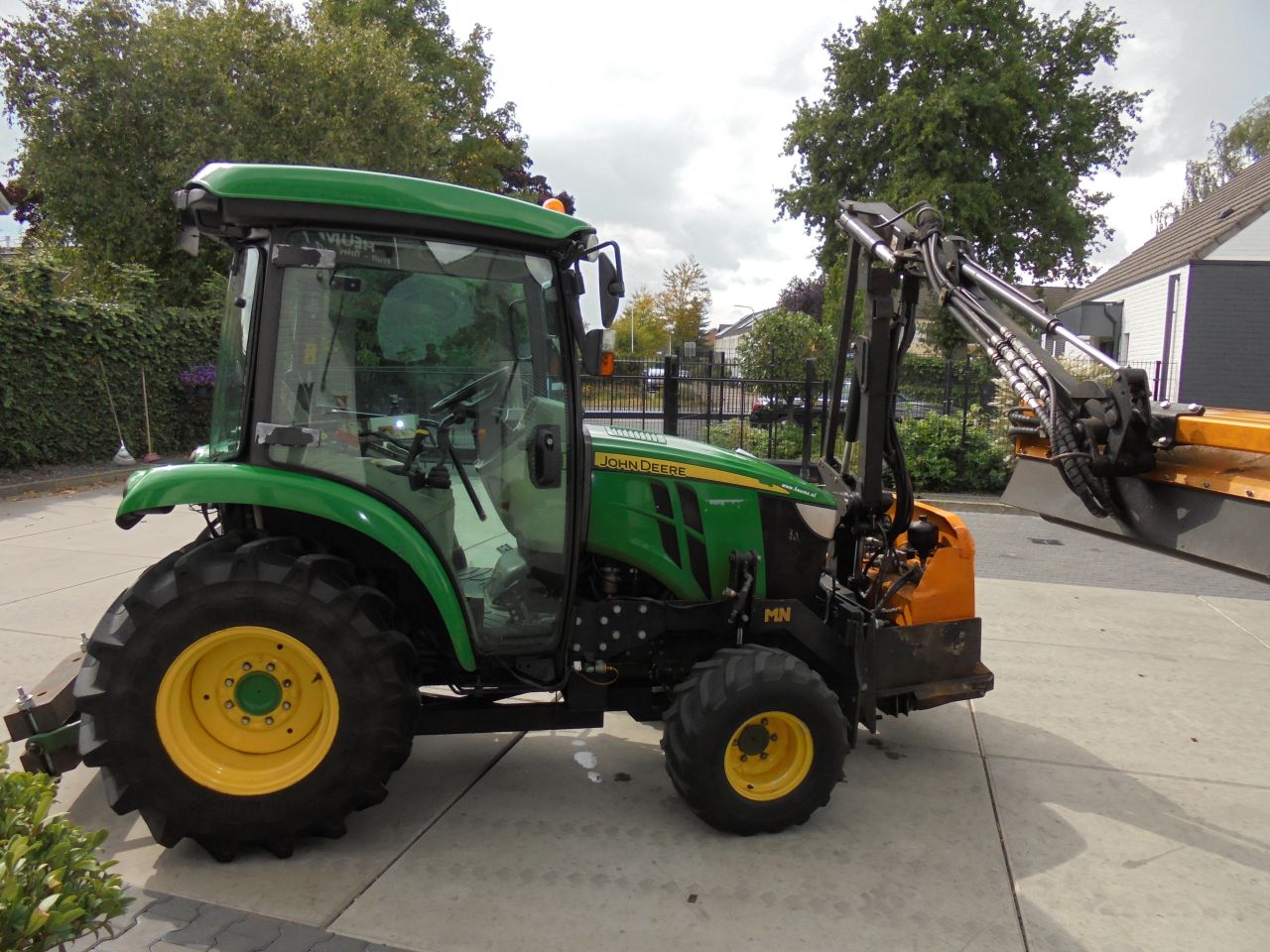 John deere 3045R mc connel heggensnoier/klepelbak