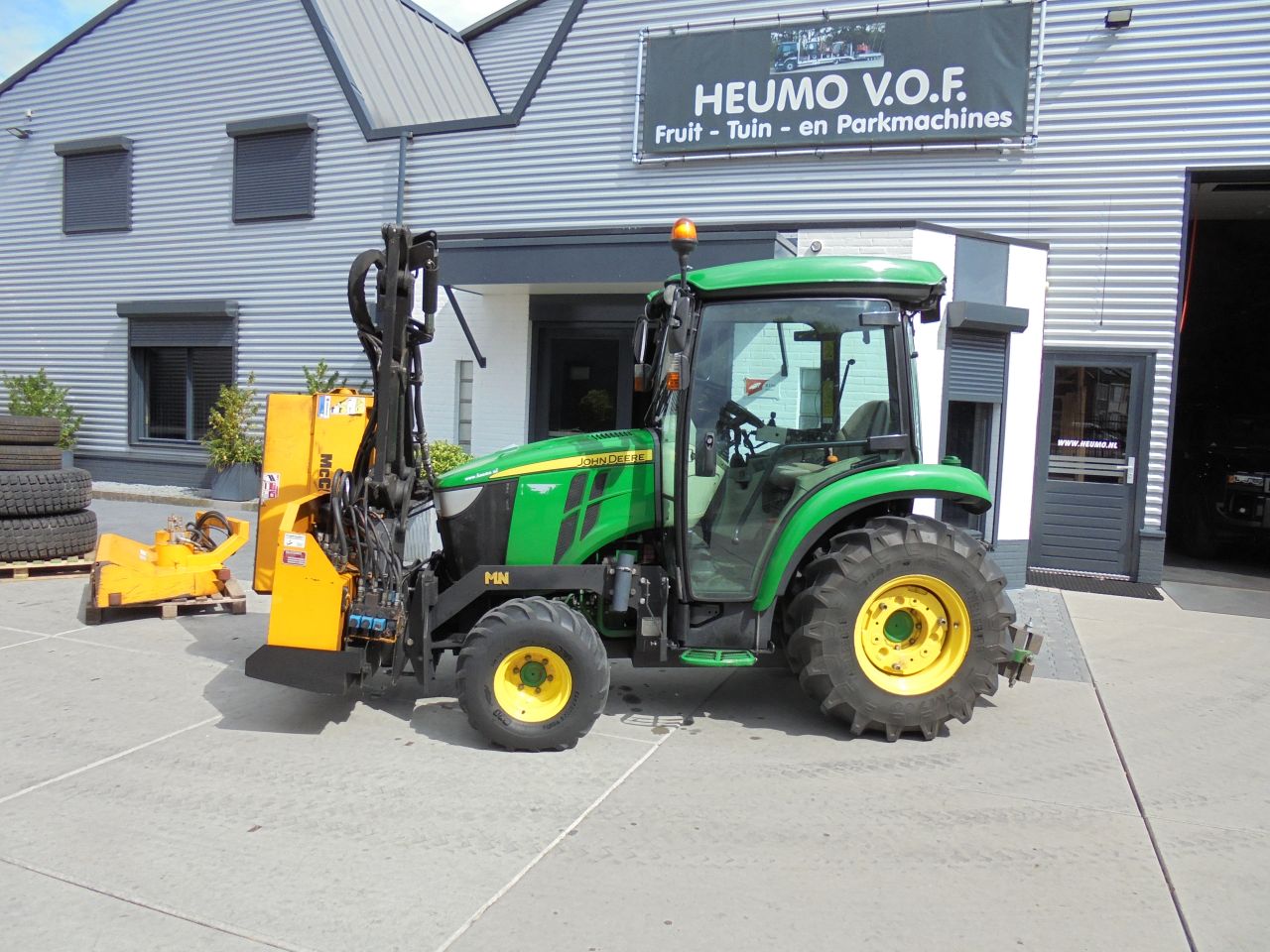 John deere 3045R mc connel heggensnoier/klepelbak
