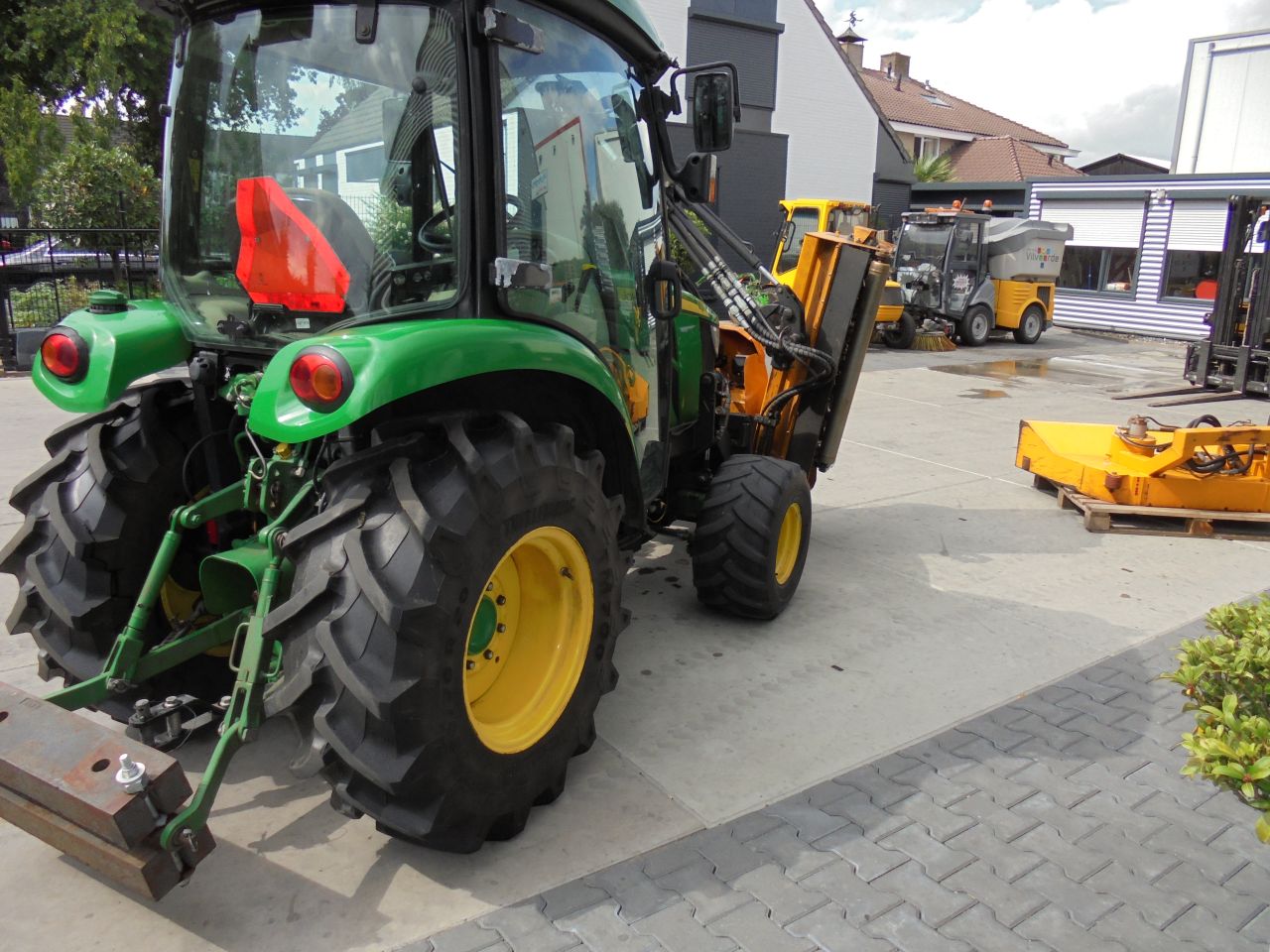 John deere 3045R mc connel heggensnoier/klepelbak