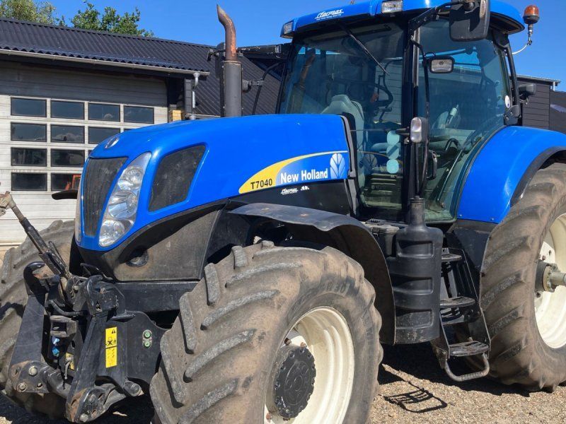 New Holland T7040