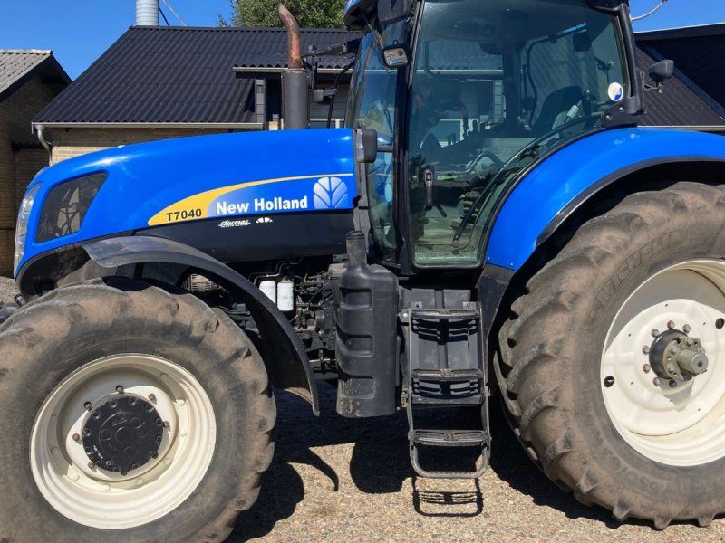 New Holland T7040