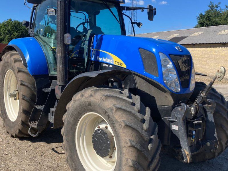 New Holland T7040