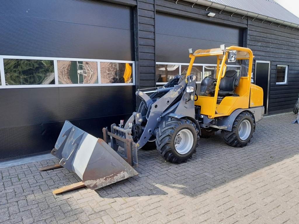 Eurotrac W13 shovel loader met bak en vorken